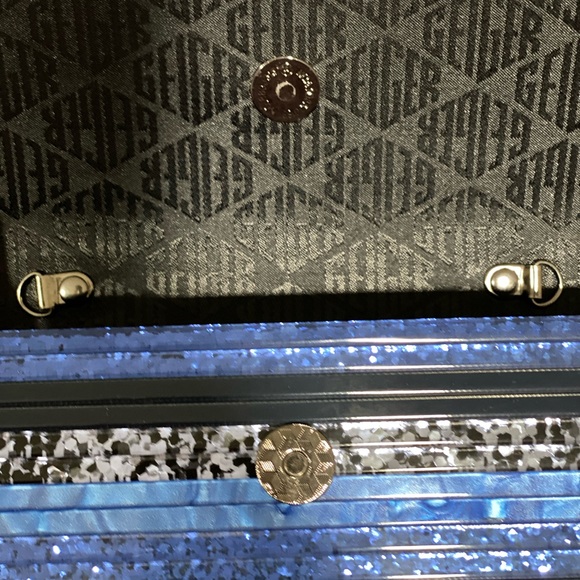 NWT KURT GEIGER LONDON
Stripe Envelope Clutch - Picture 3 of 12